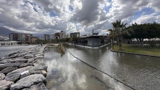 Hatayda sahil çökdü