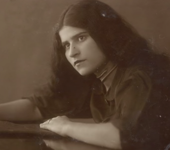 Universitetdən qovuldu, ilk kitabı yandırıldı, körpəsi qucağından yıxılıb öldü