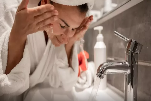 15 yaş cavanlaşmaq - Qırışlardan qurtulmaq üçün üzünüzü duzla necə yumalısınız?