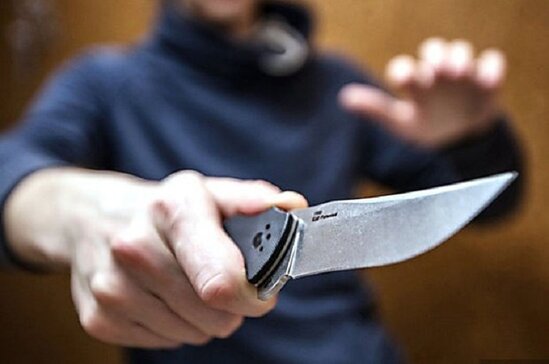 22 yaşlı gənc bıçaqlandı