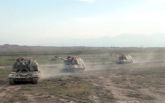 Azərbaycan Ordusu "Msta-S" özüyeriyən haubitsalardan döyüş atışları icra edir-VİDEO