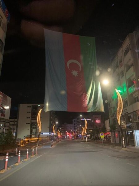 İzmirin mərkəzində Azərbaycan bayrağı dalğalanır - FOTO