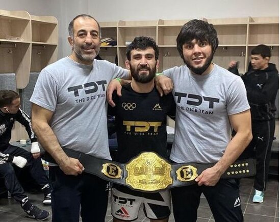 Azərbaycanlı MMA döyüşçüsü kəmər qazandı - FOTO