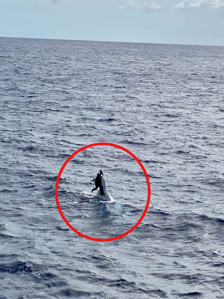 Gəmisi batmış şəxs iki gün okeanda köməksiz qaldı - FOTO