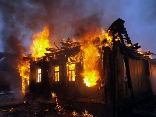 Abşeronda ev yandı