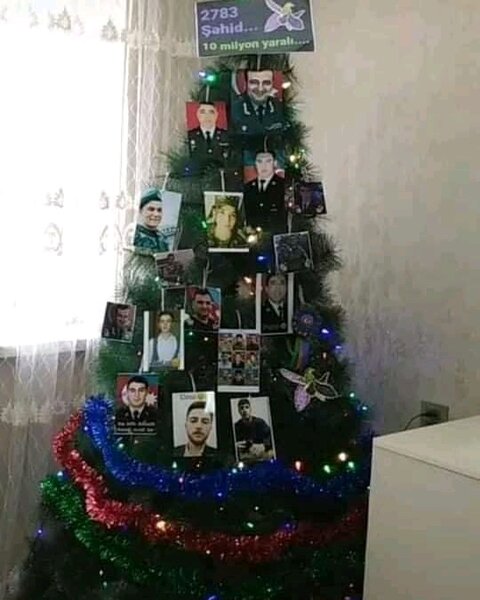 Şəhidlərin ŞƏKİLLƏRİ ilə "YOLKA" Bəzədilər- Utancverici ADDIM