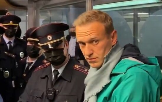 Aleksey Navalnı belə saxlanıldı - VİDEO