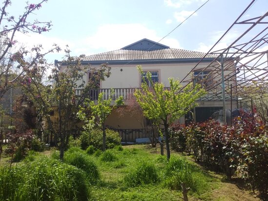 Müşfiqabad qəsəbəsində postun yaxınlığında 2 mərtəbəli həyət evi satılır!