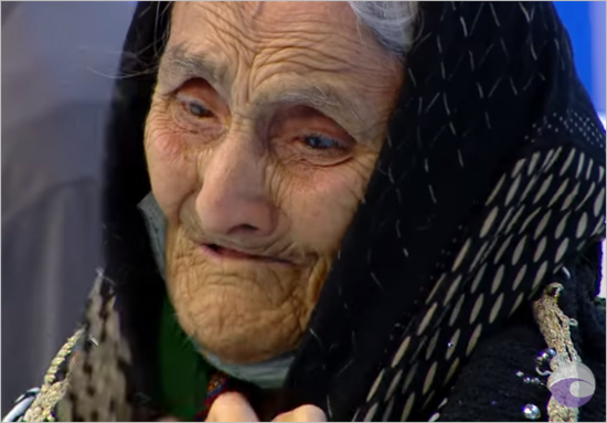 Azərbaycanda ŞOK: Övladları 92 yaşlı qadını televiziyanın qarşısına atdılar - FOTO