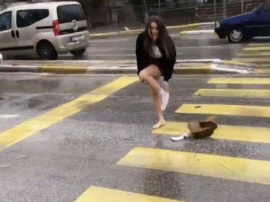 Qırmızı işıqda soyunub əcaib hərəkətlər edən qız ƏLƏ SALINDI - VİDEO