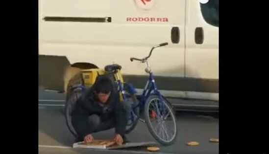 Moskvada kuryer yola dağılmış pizzanı yerdən yığdı - VİDEO