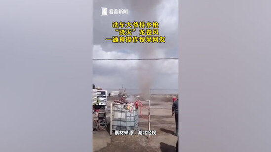 Çində pensiyaçı tornadoya qalib gəldi - VİDEO