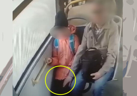 Pensiyaçı kişi avtobusda azyaşlı məktəbliyə qarşı əxlaqsız hərəkətlər etdi - VİDEO