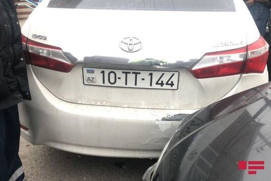 YPX avtomobili qəzaya düşüb, polis əməkdaşı xəsarət alıb – FOTO