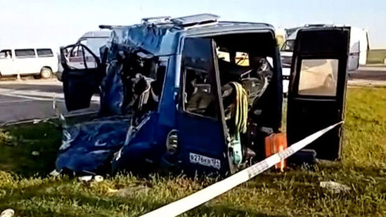 Uşaqlarla dolu mikroavtobus "Kamaz"la toqquşub: Beş ölü, yeddi yaralı – VİDEO