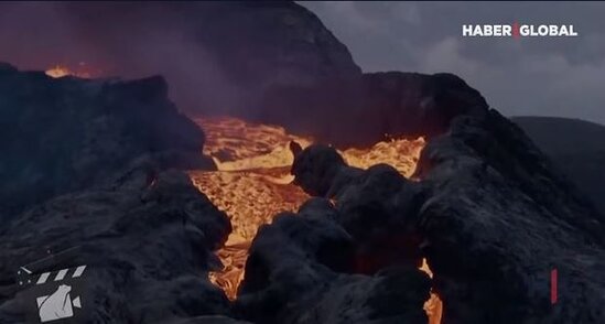 İslandiyada vulkanik dağdan axan lava görənləri qorxutdu – VİDEO