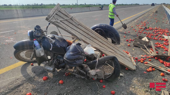 Azərbaycanda motosiklet yük avtomobili ilə toqquşdu, sürücü öldü - FOTO