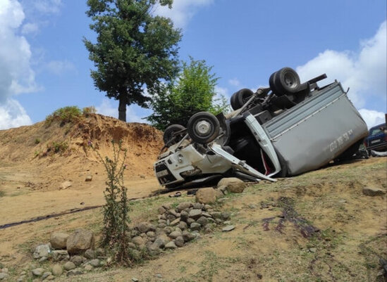 Astarada yük maşını aşıb, ölən var - FOTO