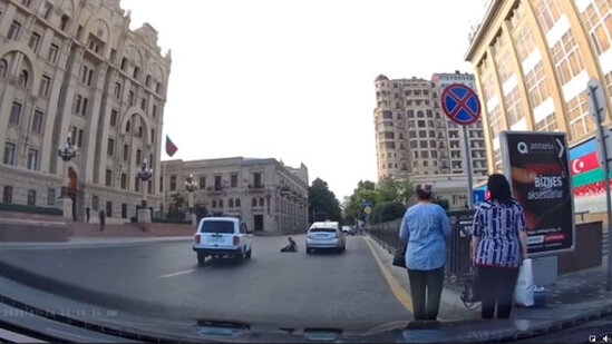Bakıda taksi sürücüsü piyadanı vurdu – VİDEO