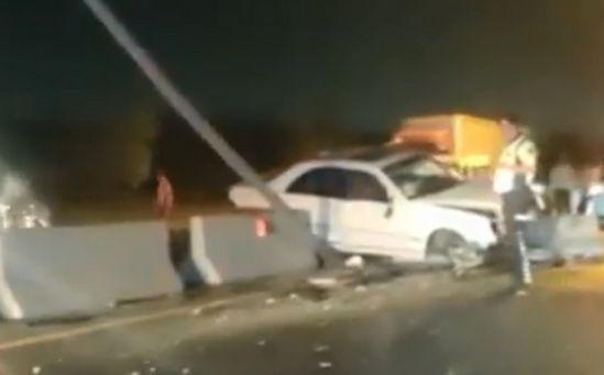 Abşeronda DƏHŞƏTLİ QƏZA: "Mercedes" betona çırpıldı - VİDEO