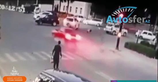 Ana ilə iki uşağını maşın vurdu - Dəhşətli qəza anbaan kameraya düşdü - VİDEO