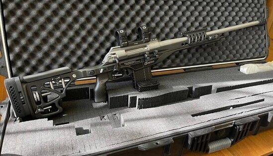 Kadırov silah baronu ilə snayper tüfəngini təqdim etdi