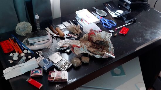 Sosial şəbəkələrdə onlayn narkotik satan qadın və dəstə üzvləri saxlanıldı - FOTOLAR