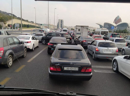 Bakıda nəqliyyatın hərəkəti iflic oldu