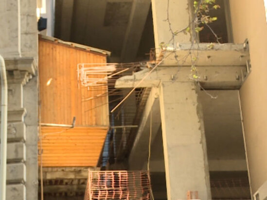 Bakıda qeyri-adi inşaat: Binanın eyvanı yeni tikilinin içərisində qaldı - VİDEO