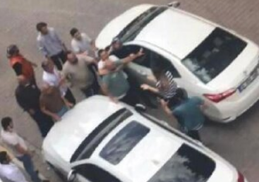 Yolda KÜTLƏVİ DAVA: 2 qadın 1 kişini döydü - VİDEO