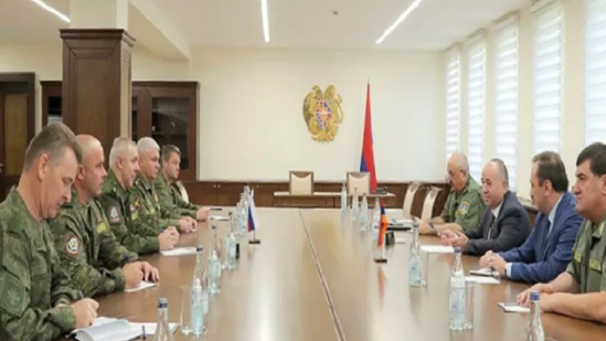 Sülhməramlıların yeni komandanı Ermənistan müdafiə naziri ilə görüşdü
