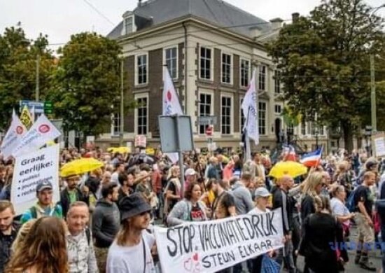 Minlərlə insan vaksin pasportunun əleyhinə aksiya keçirdi