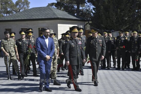 Zakir Həsənov şəhid ailələri və qazilərlə görüşüb