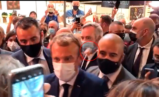 Emmanuel Makronu yumurta atəşinə tutdular - VİDEO