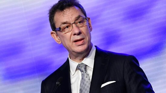 "Peyvəndsiz normal həyat yaşaya biləcəyimizi düşünmürəm" - "Pfizer"in rəhbəri