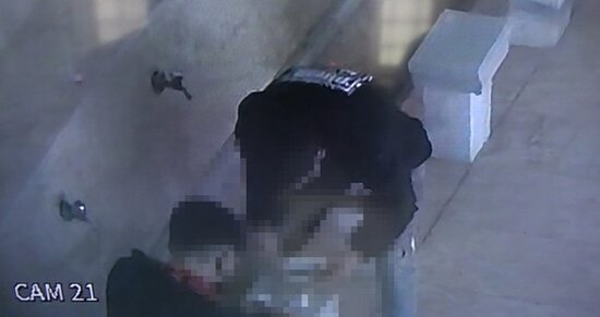 Məsciddə narkotik istifadə edən gənci belə döydülər - VİDEO