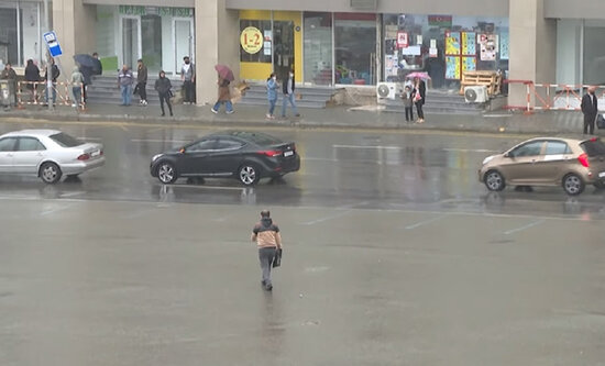 Piyadalar bu yolun hərəkət hissəsindən keçə bilməyəcəklər - VİDEO