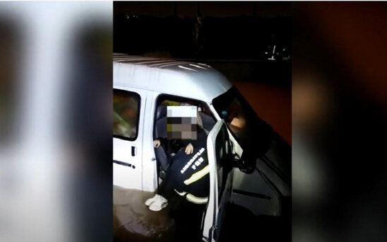 Bakıda FHN yağış sularının içində aciz qalan şəxsləri belə xilas etdi - VİDEO