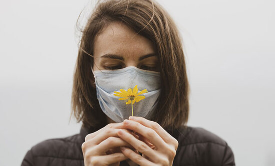 "COVİD-19"dan sonra itirilən qoxu hissini bu vitamin geri qaytara bilər