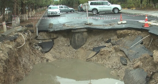 Sumqayıtda yeni təmir olunmuş yol çöküb - VİDEO