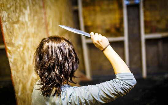 "Kubinka"da qız oğlanı bıçaqladı