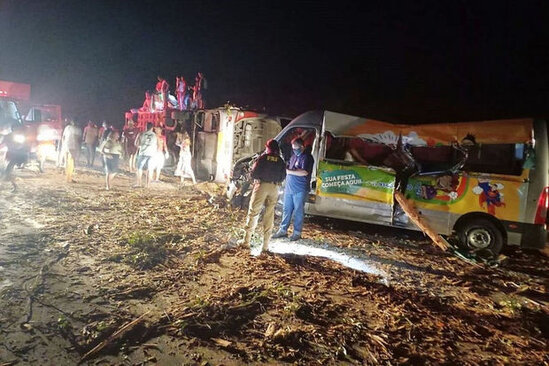 Braziliyada yük avtomobili ilə sərnişin avtobusu toqquşub: 12 nəfər həlak olub – VİDEO