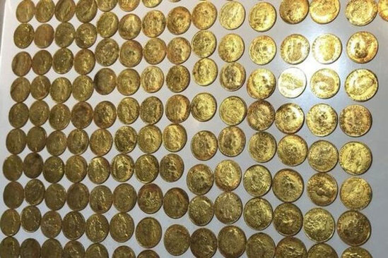 Evinin divarından milyon avroluq qızıl sikkələr tapdı - FOTO