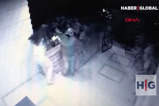 23 yaşlı qadın evinə oğurluğa girən şəxsi saxlamağa cəhd etdi – VİDEO