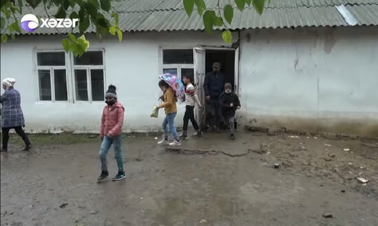Məktəb bərbad halda olduğu üçün uşaqlar dərsə getmək istəmir - VİDEO