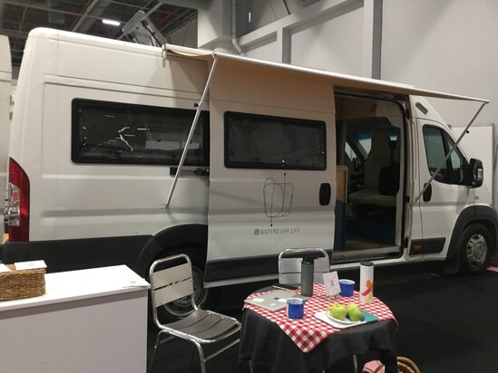 İki bacı minibusu "ev"ə çevirib ölkəni gəzdilər - FOTO-VİDEO