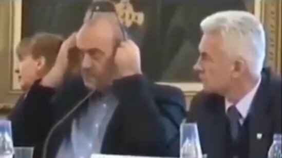 İranlı diplomat mikrofonla qulaqlığı səhv saldı - VİDEO