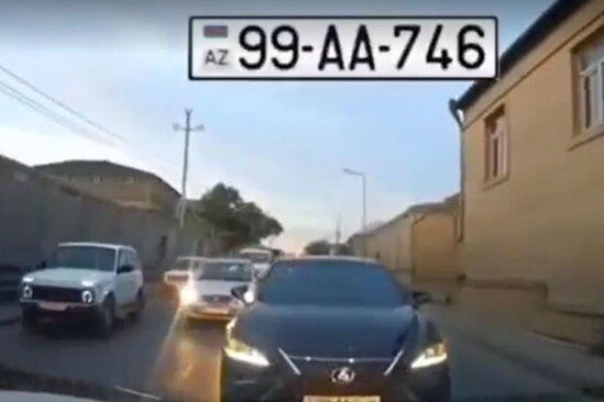 "AA" seriyalı avtomobil qaydalara məhəl qoymadı - VİDEO