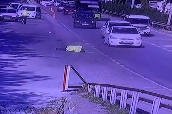 Keçmiş sədr müavini polis məmurunu sürüyüb yıxdı - VİDEO