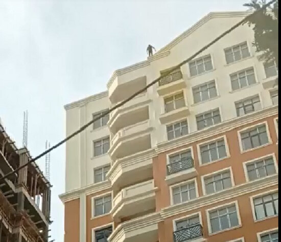 Bakıda bir nəfər intihara cəhd edir - VİDEO